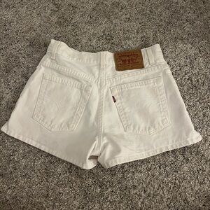 Vintage 90’s White Levi’s Shorts!!
100% Cotton
Excellent condition